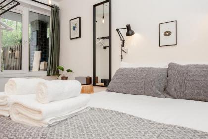Modern Central 1BD Flat in Clerkenwell - sleeps 4! - image 18