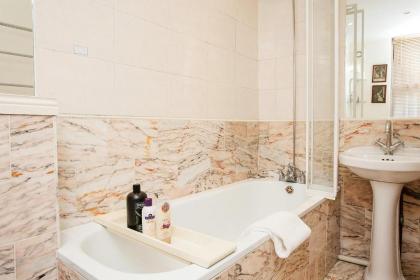 Bright 2 Bedroom Flat in Central London - image 9