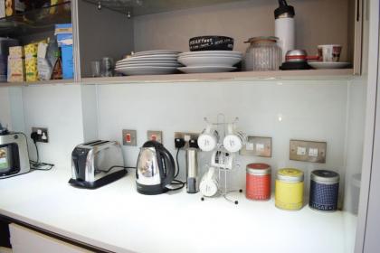 Beautiful Newly Renovated 2 Bed Apartment in Bank - image 10