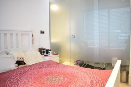Beautiful Newly Renovated 2 Bed Apartment in Bank - image 11
