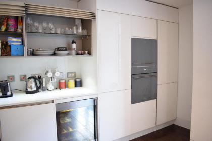 Beautiful Newly Renovated 2 Bed Apartment in Bank - image 12