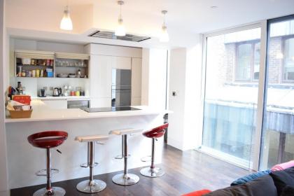 Beautiful Newly Renovated 2 Bed Apartment in Bank - image 14