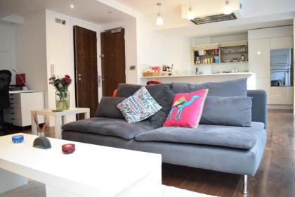Beautiful Newly Renovated 2 Bed Apartment in Bank - image 17