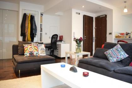 Beautiful Newly Renovated 2 Bed Apartment in Bank - image 18