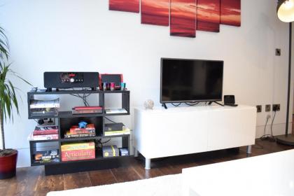 Beautiful Newly Renovated 2 Bed Apartment in Bank - image 19