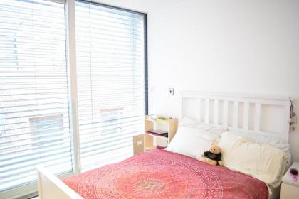Beautiful Newly Renovated 2 Bed Apartment in Bank - image 3