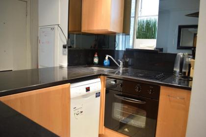 Beautiful Newly Renovated 2 Bed Apartment in Bank - image 4