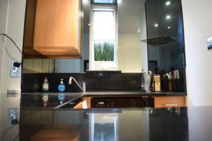 Beautiful Newly Renovated 2 Bed Apartment in Bank - image 7