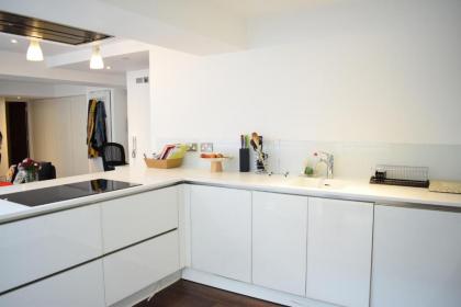 Beautiful Newly Renovated 2 Bed Apartment in Bank - image 9