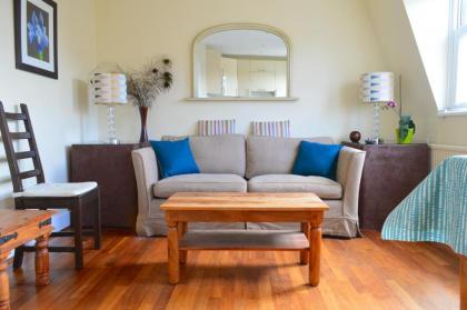 Lovely Top Floor Flat in Leafy Fulham - image 1