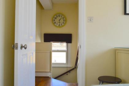 Lovely Top Floor Flat in Leafy Fulham - image 8