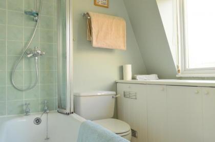 Lovely Top Floor Flat in Leafy Fulham - image 9