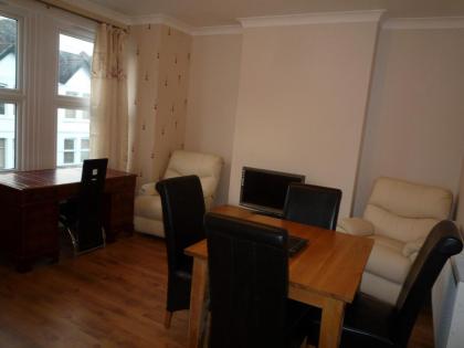 Boundary Road 1 Bedroom & 2 Bedroom Flats - image 4