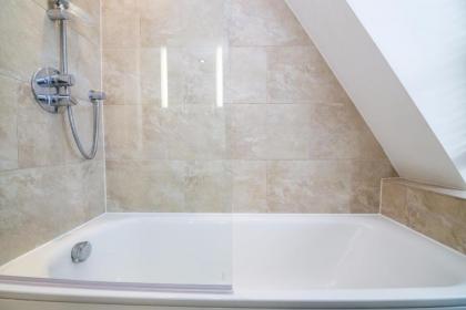 Contemporary 1 Bed Flat in Fulham Near The Thames - image 11
