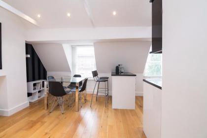Contemporary 1 Bed Flat in Fulham Near The Thames - image 12