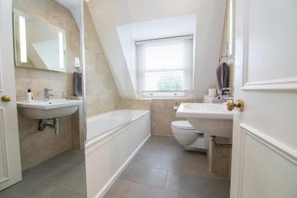 Contemporary 1 Bed Flat in Fulham Near The Thames - image 13