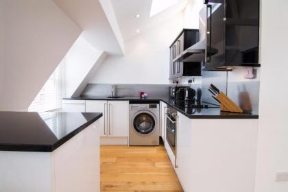 Contemporary 1 Bed Flat in Fulham Near The Thames - image 2