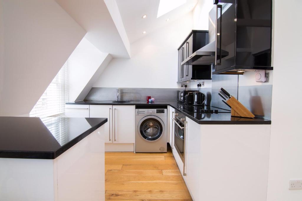 Contemporary 1 Bed Flat in Fulham Near The Thames - image 2
