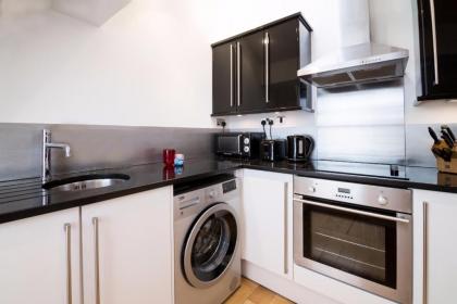 Contemporary 1 Bed Flat in Fulham Near The Thames - image 3