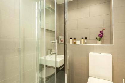 Covent Garden Maisonette - image 17