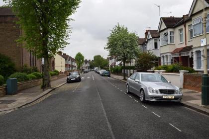 Three Bedroom Flat Camborne Avenue W13 - image 1