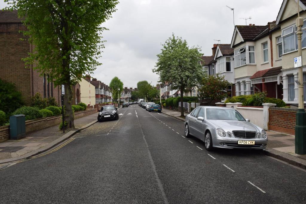 Three Bedroom Flat Camborne Avenue W13 - main image