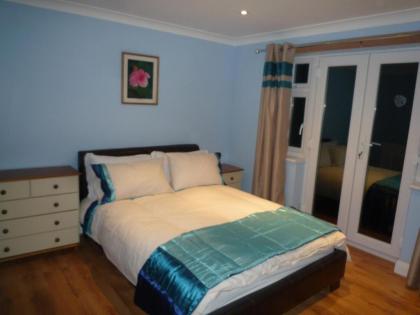 Three Bedroom Flat Camborne Avenue W13 - image 10