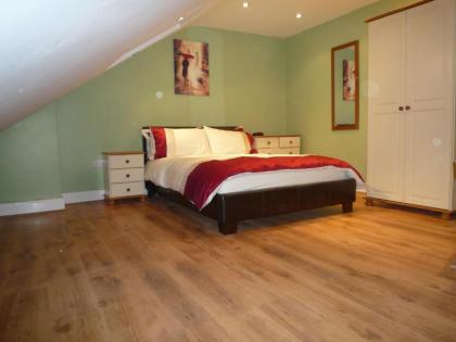 Three Bedroom Flat Camborne Avenue W13 - image 11