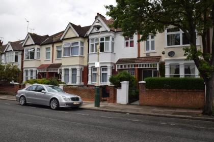 Three Bedroom Flat Camborne Avenue W13 - image 12