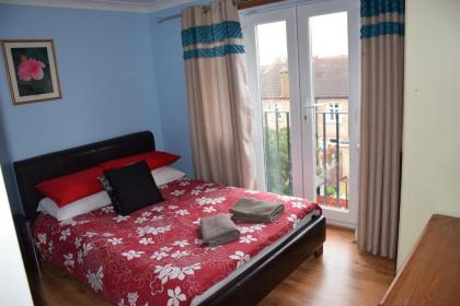 Three Bedroom Flat Camborne Avenue W13 - image 13