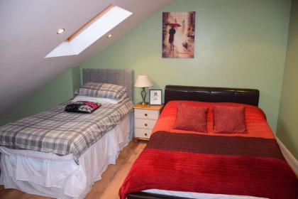 Three Bedroom Flat Camborne Avenue W13 - image 14
