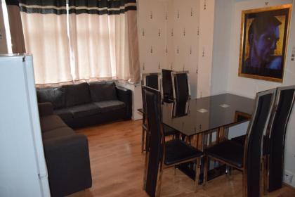 Three Bedroom Flat Camborne Avenue W13 - image 15