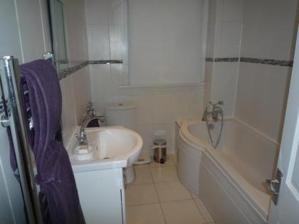 Three Bedroom Flat Camborne Avenue W13 - image 3