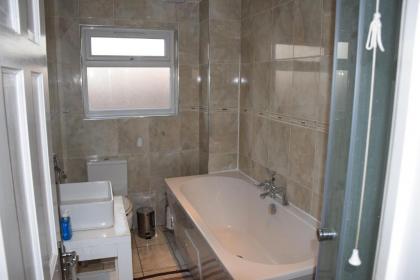 Three Bedroom Flat Camborne Avenue W13 - image 4