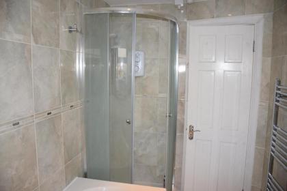 Three Bedroom Flat Camborne Avenue W13 - image 5