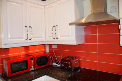 Three Bedroom Flat Camborne Avenue W13 - image 8