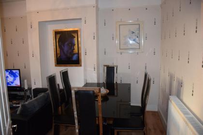 Three Bedroom Flat Camborne Avenue W13 - image 9