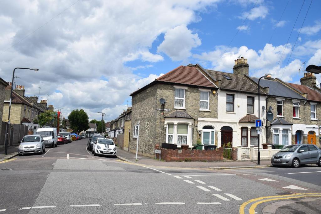 Four Bedroom House Chandos Road - main image