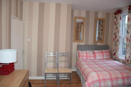 Four Bedroom House Chandos Road - image 11