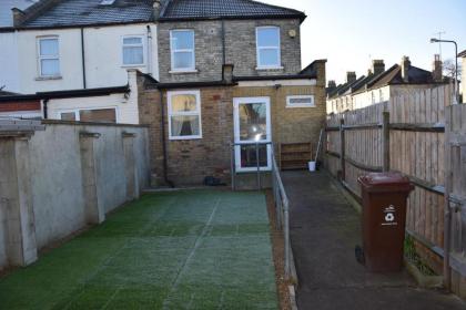 Four Bedroom House Chandos Road - image 14