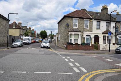 Four Bedroom House Chandos Road - image 15