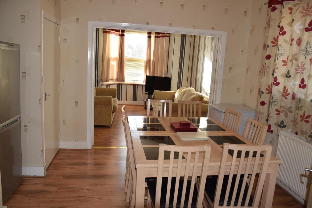 Four Bedroom House Chandos Road - image 2