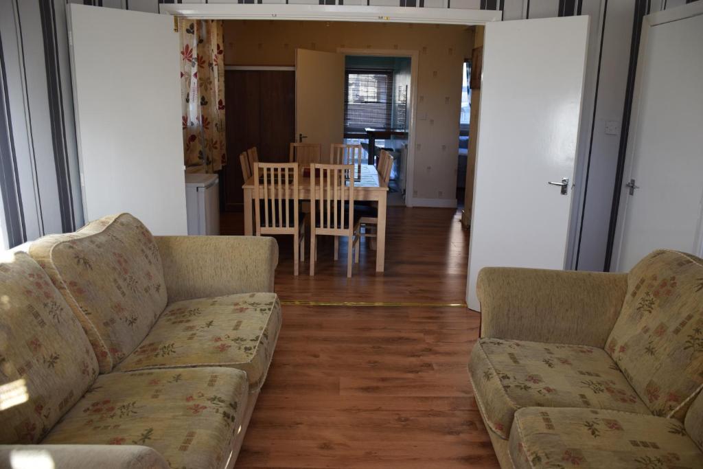 Four Bedroom House Chandos Road - image 5