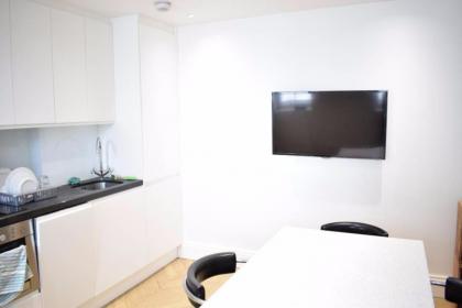 Elegant 1 Bedroom Apartment in South Kensington - image 12