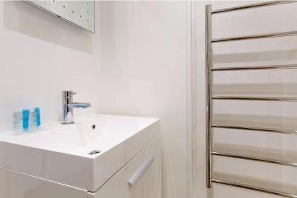 Elegant 1 Bedroom Apartment in South Kensington - image 5