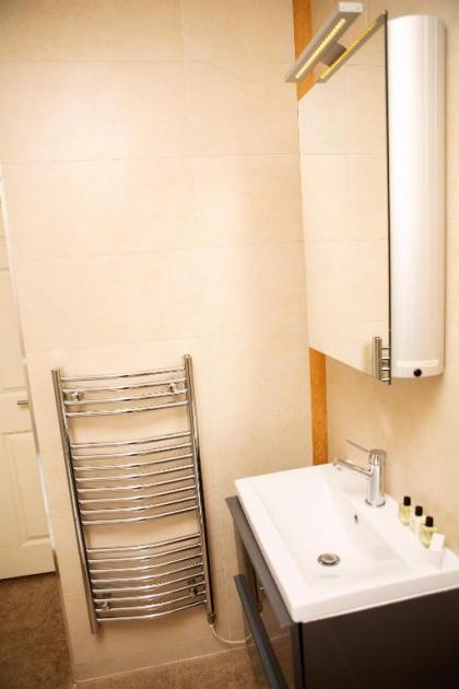 Apt 2 Trafalgar Square 2nd Floor by Indigo Flats - image 12