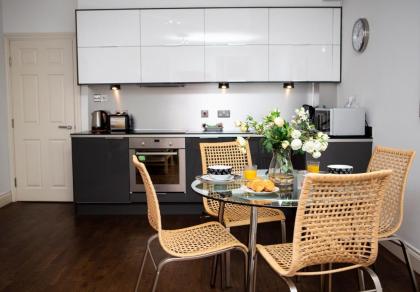 Apt 2 Trafalgar Square 2nd Floor by Indigo Flats - image 3