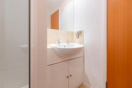 Holland Park 2 Bed Flat by BaseToGo - image 15