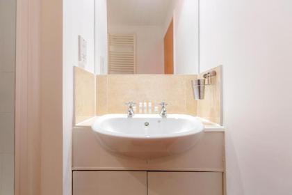 Holland Park 2 Bed Flat by BaseToGo - image 16