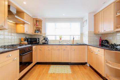 Holland Park 2 Bed Flat by BaseToGo - image 18